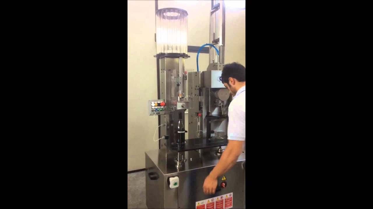 mod. CAVEABLOCK 800&ndash; Tappatore/Gabbiettatrice Semiautomatico &ndash; Semiautomatic Corking/Wire-hooding
