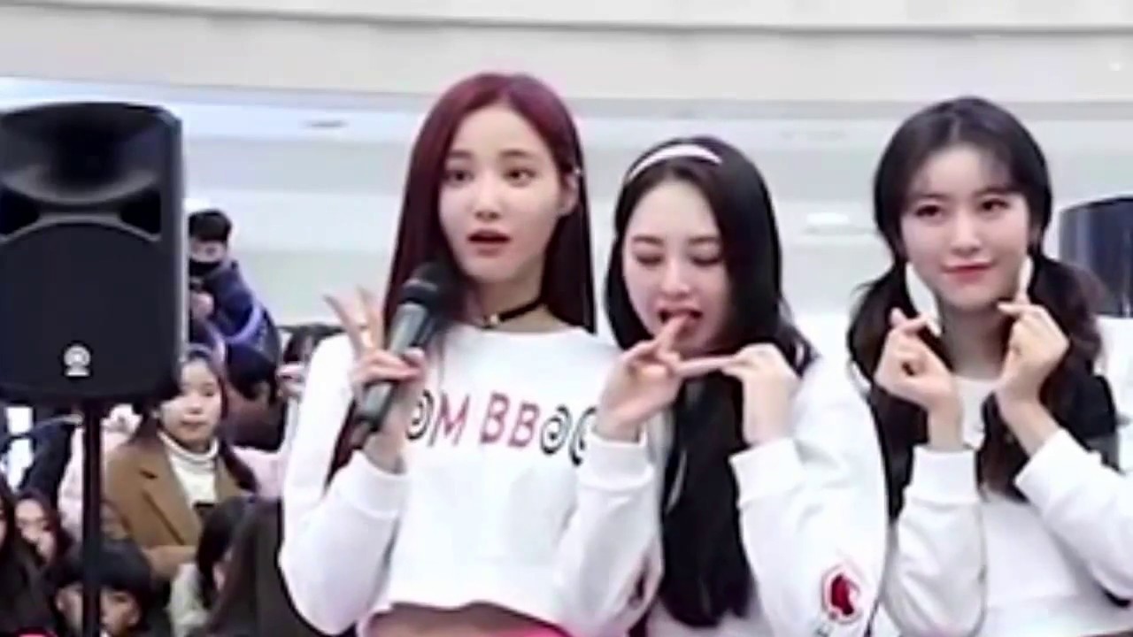 Momoland (모모랜드) [Yeonha/Taewoo] Yeonwoo & Taeha 180203 moment AK Plaza Mini Concert.