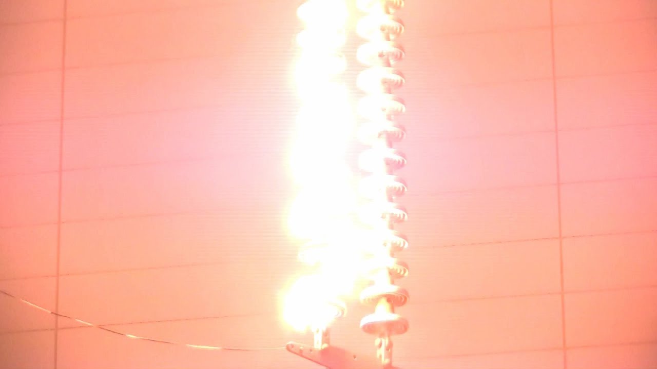 「30万ボルトの碍子の放電実験」電力中央研究所