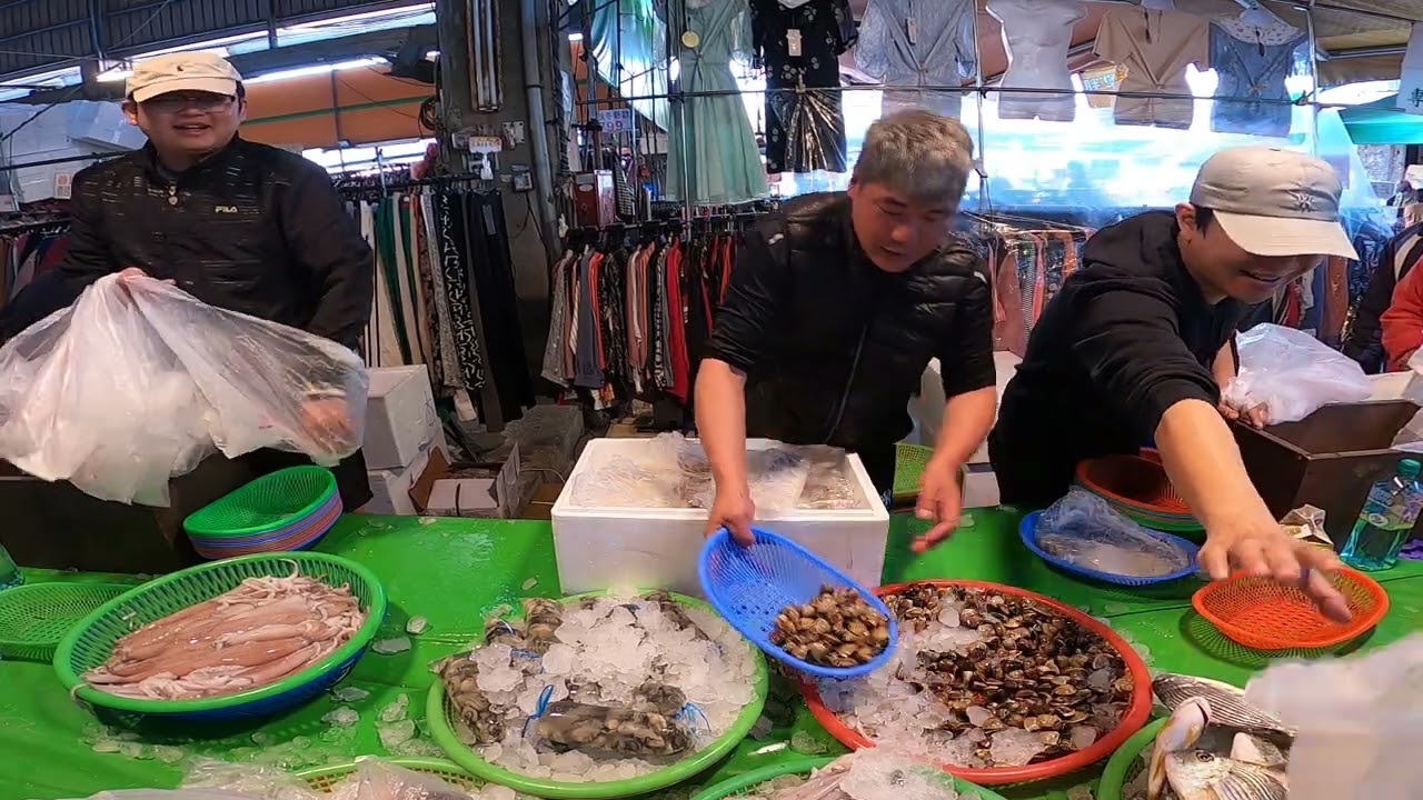 士官長瘋起來連我都怕 買一份花枝還送蛤蜊跟大隻透抽 安南果菜市場 怡安路102號 士官長海鮮叫賣 海鮮拍賣 叫賣哥 seafood auction
