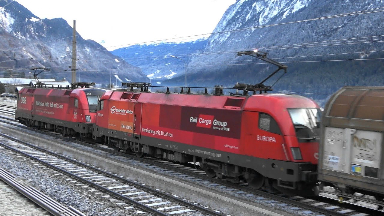 Bruzzelnde⚡Railjet -Begegnung, Werbeloks am Güterzug🐈‍⬛Katze als Streckengeher in Braz/ Arlbergbahn