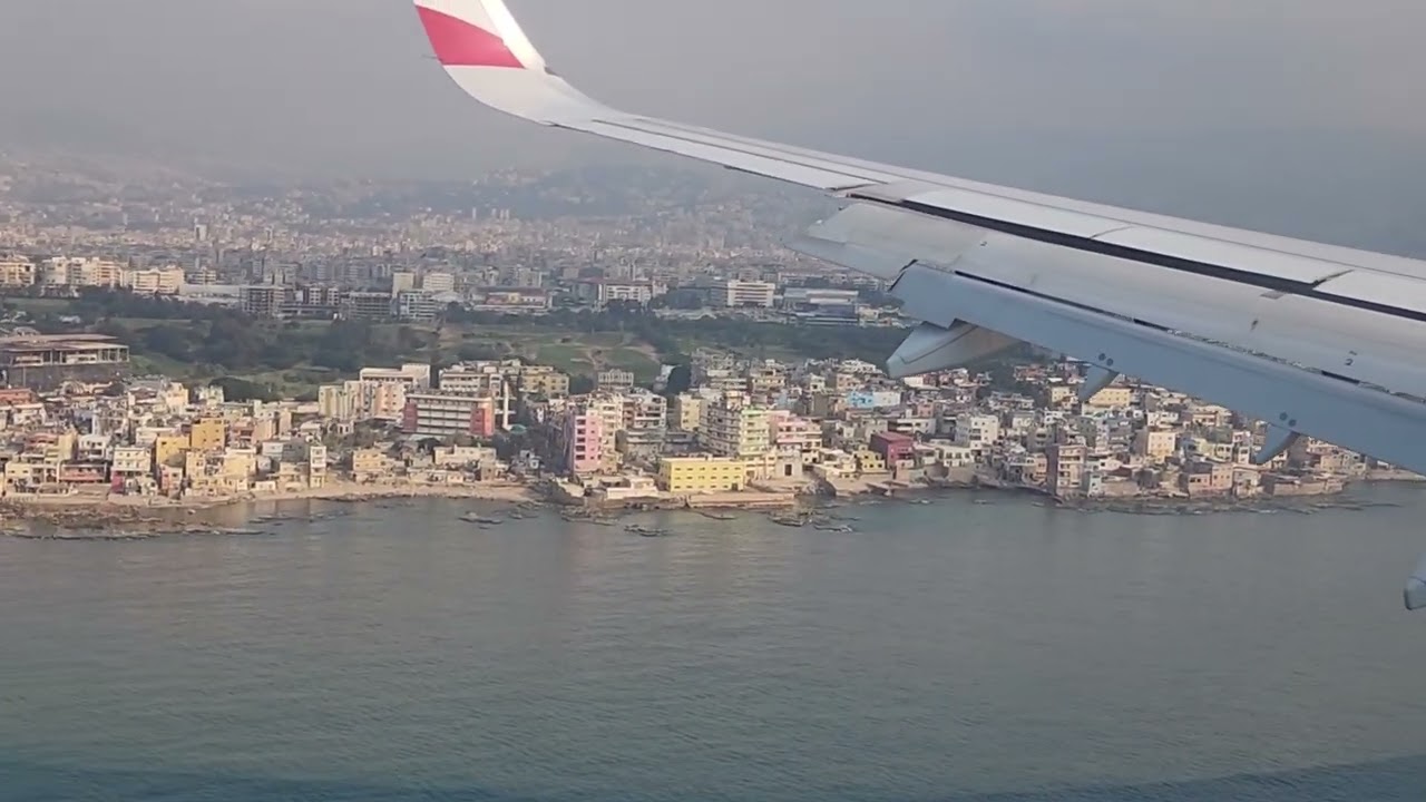 لحظة هبوط الطائرة بمطار بيروت