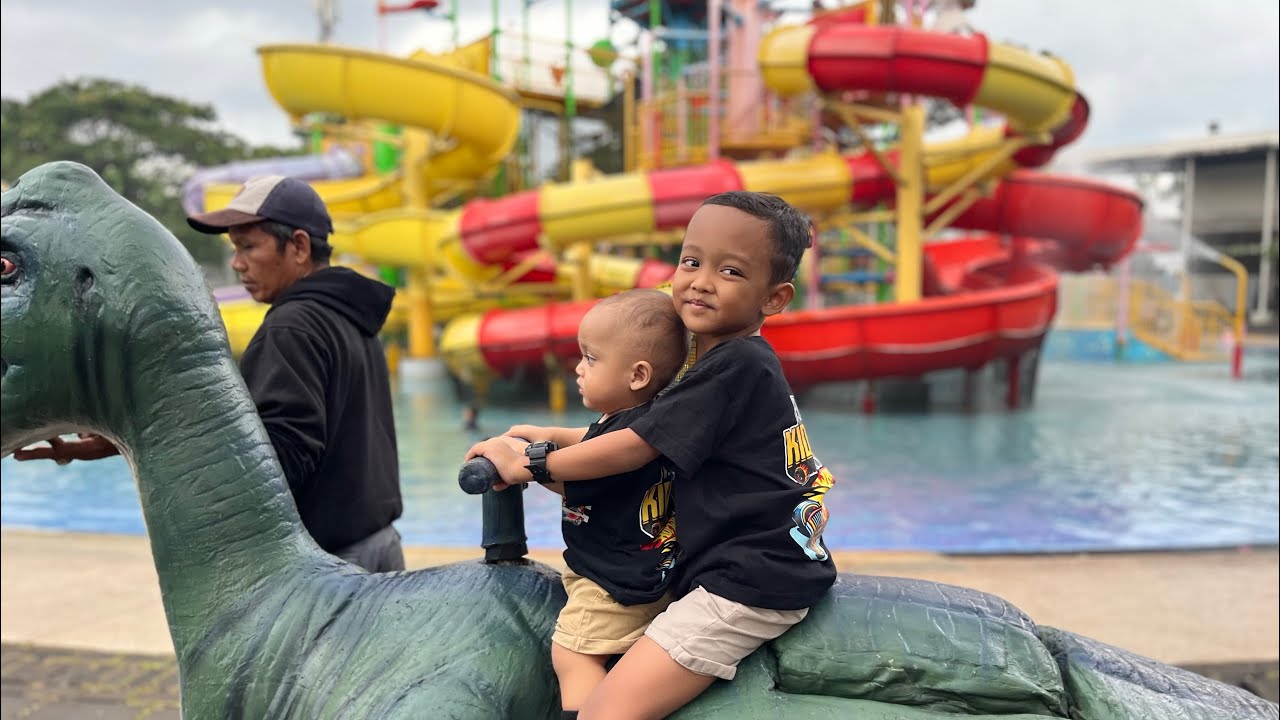 Berenang di Go! Wet Waterprak Grand Wisata
