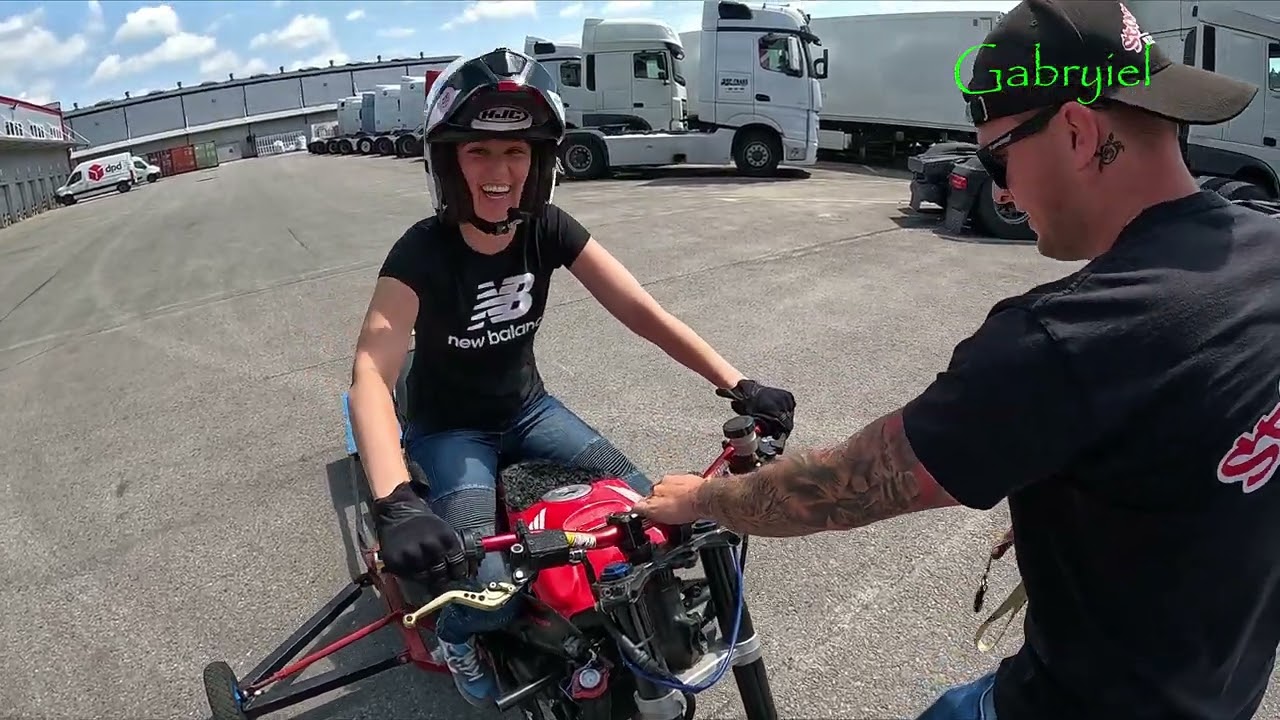 #1 - Nauka wheelie, ja i dziewczyna, pierwszy trening w życiu z pomocą Stunt Rzeszów.