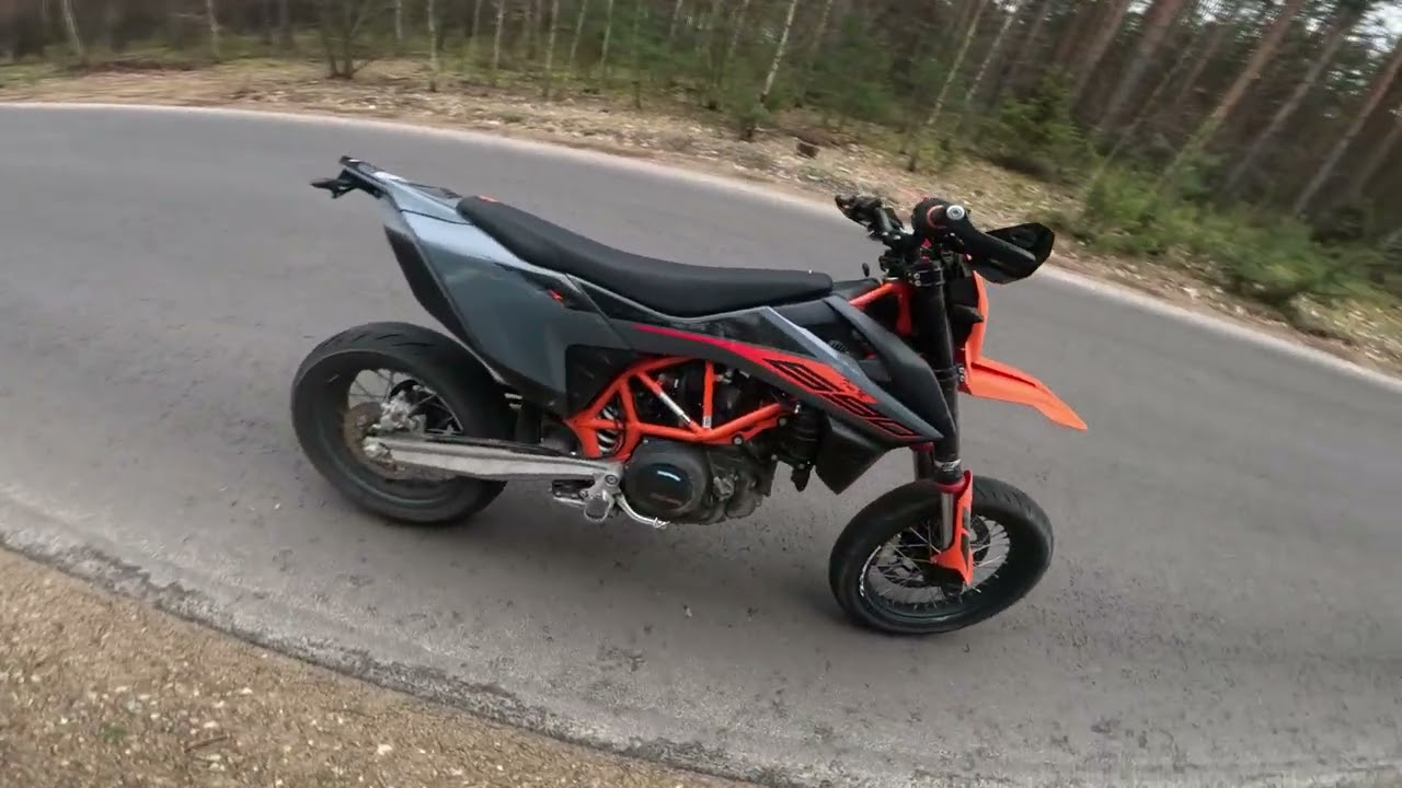 KTM 690 SMC-R 2022 to rasowe supermoto ale po odblokowaniu