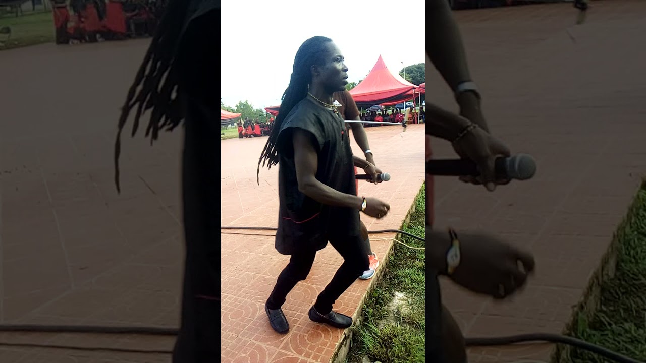Dormaa Hene dance's with Dada Thicks band