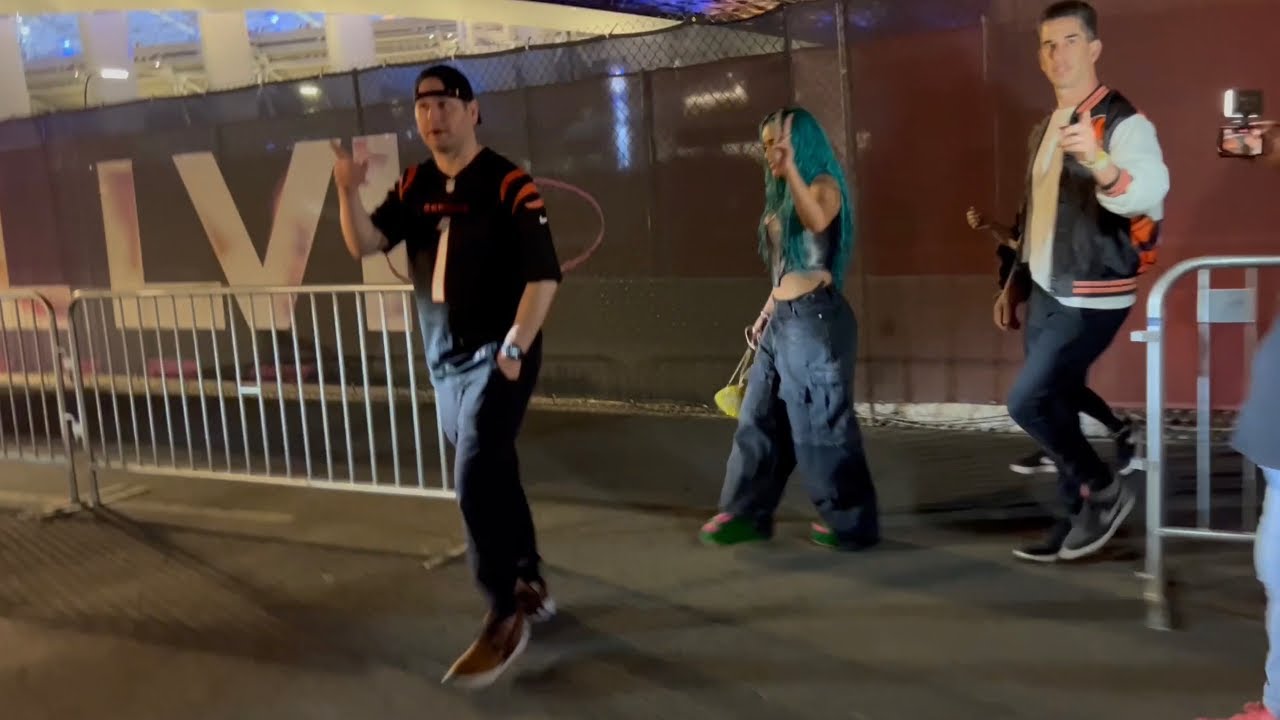 KAROL G FUE AL SUPERBOWL CON UN NUEVO GALÁN Y NO ES JAMES RODRÍGUEZ Y REACCIONA SOBRE YAILIN Y ANUEL