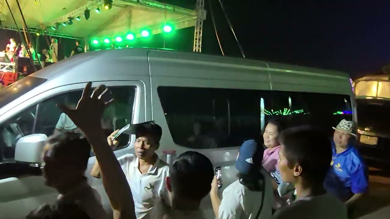 ล่าสุด เวที 2 แฟนเพลง ยังแน่น ล้อมเต็มรถตู้ ส่งน้องต้นข้าว