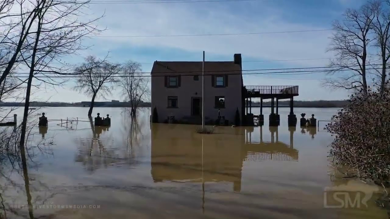 03-07-2021 Louisville, KY - Houses Wading in the Ohio River