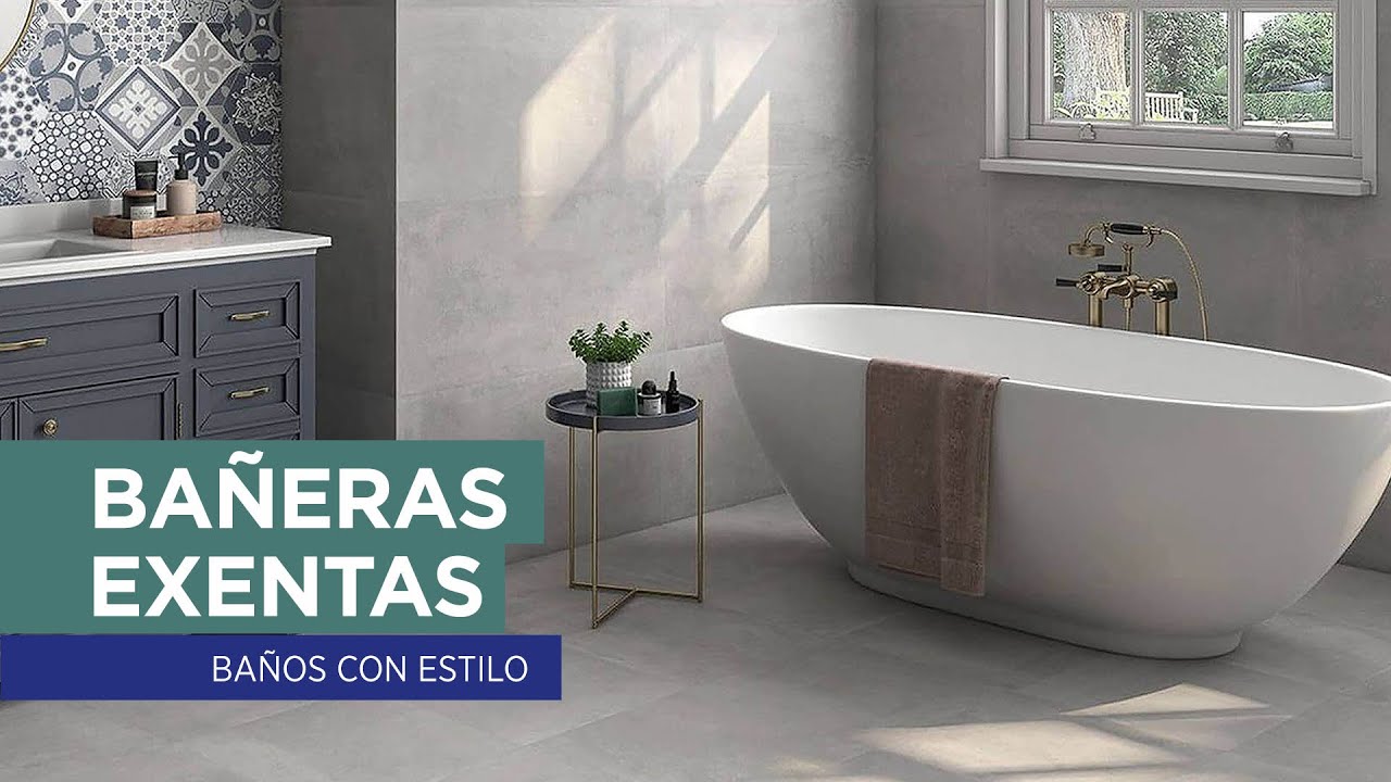 Diseño de baño moderno con bañera exenta. Grifería estilo industrial con diseño vintage. Decoración.