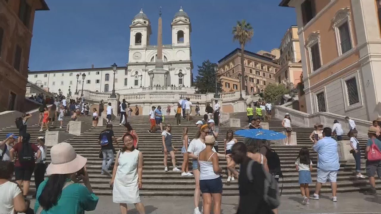 Roma vai multar quem se sentar nas escadaria da Piazza di Spagna