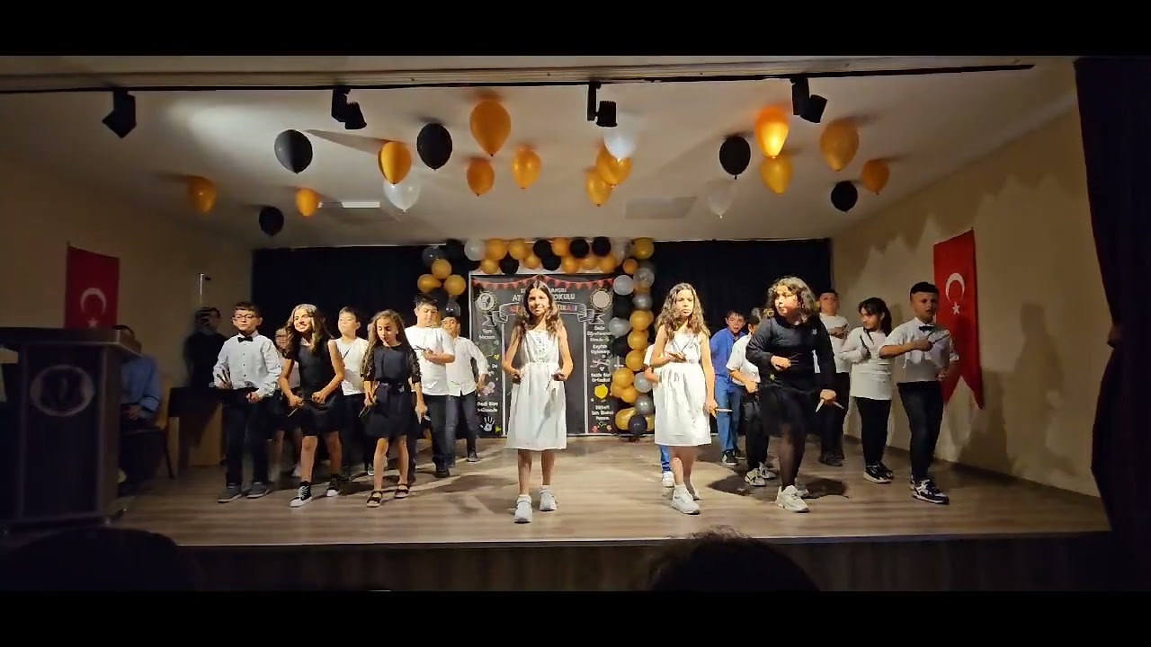 4/B Sınıfı İlkokul Mezuniyet Gösterisi - Erik Dalı Kaşık Oyunu
