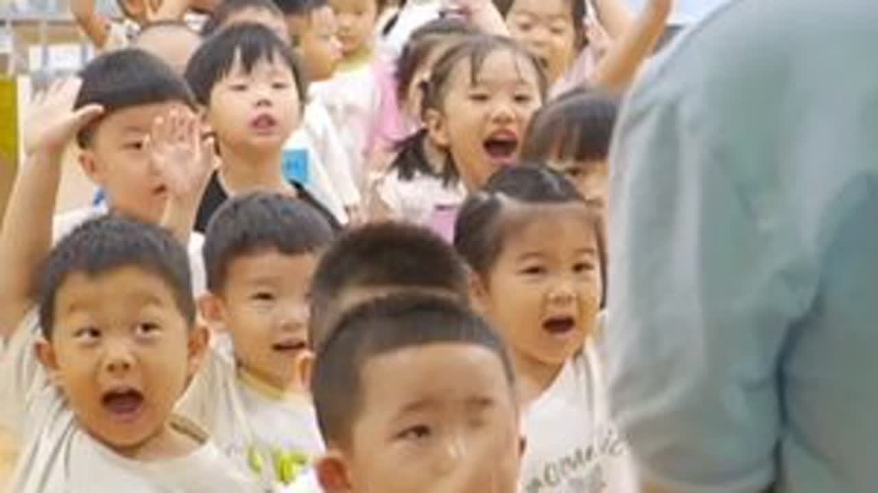 #新生入园第一天 想知道小一班的宝贝们在幼儿园如何度过充实的一天吗？快来看看他们从入园到离园，都参与了哪些有趣的活动、收获了哪些快乐吧！