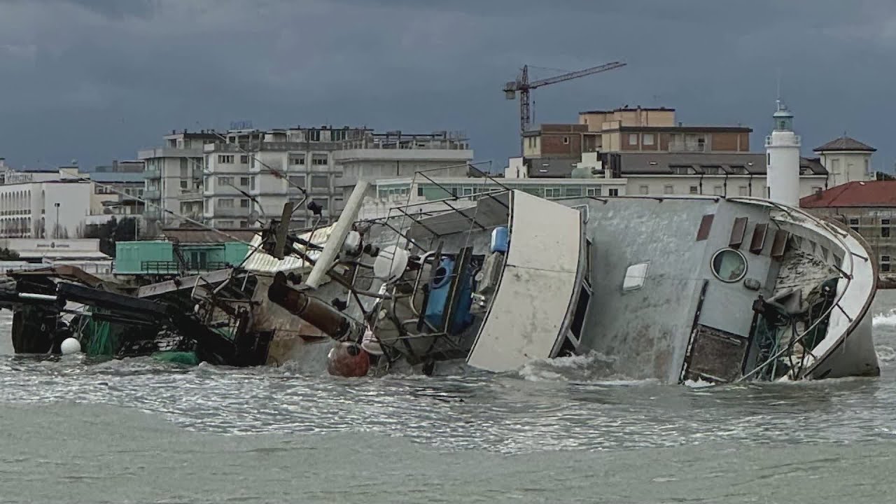 Peschereccio affonda a Cesenatico. Soccorso l'equipaggio