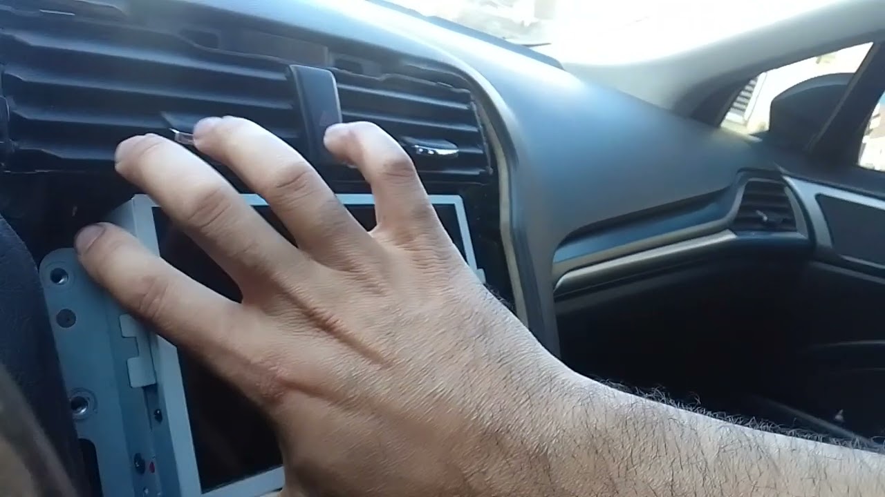 Como retirar e colocar a Sync (Multimídia do Ford Fusion)
