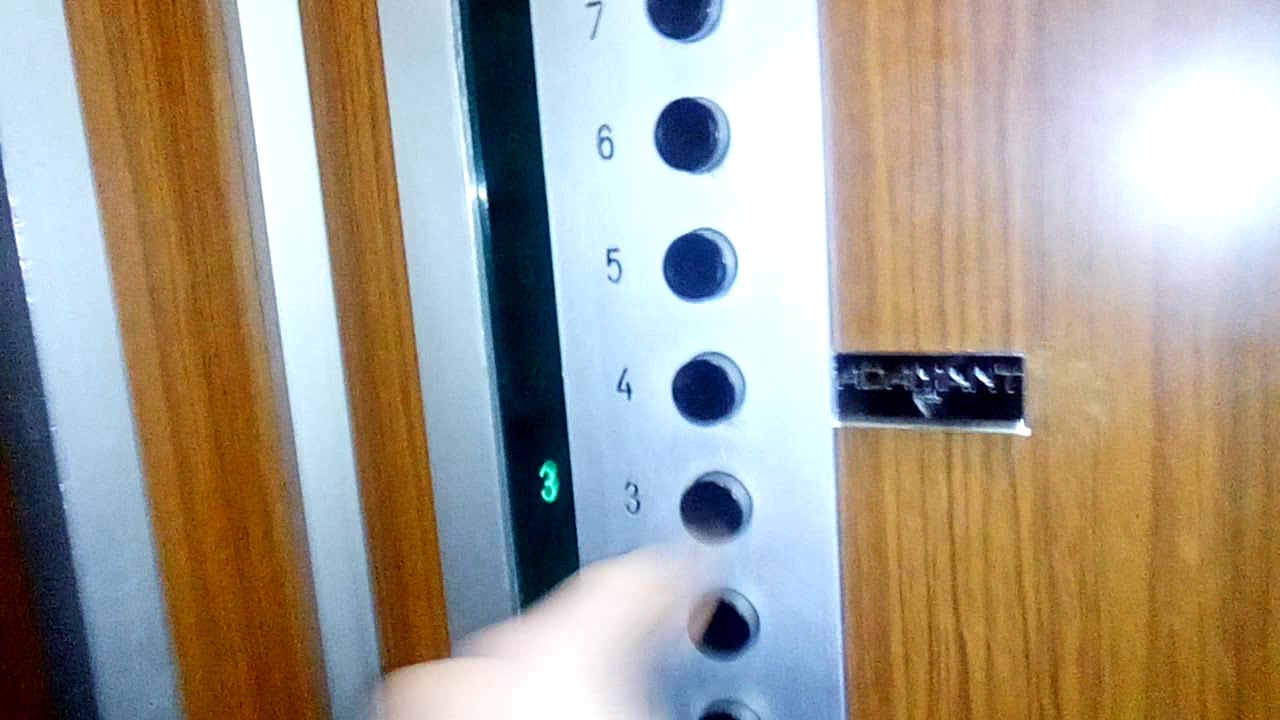 Ασανσέρ σε γραφεία, στον Πειραιά