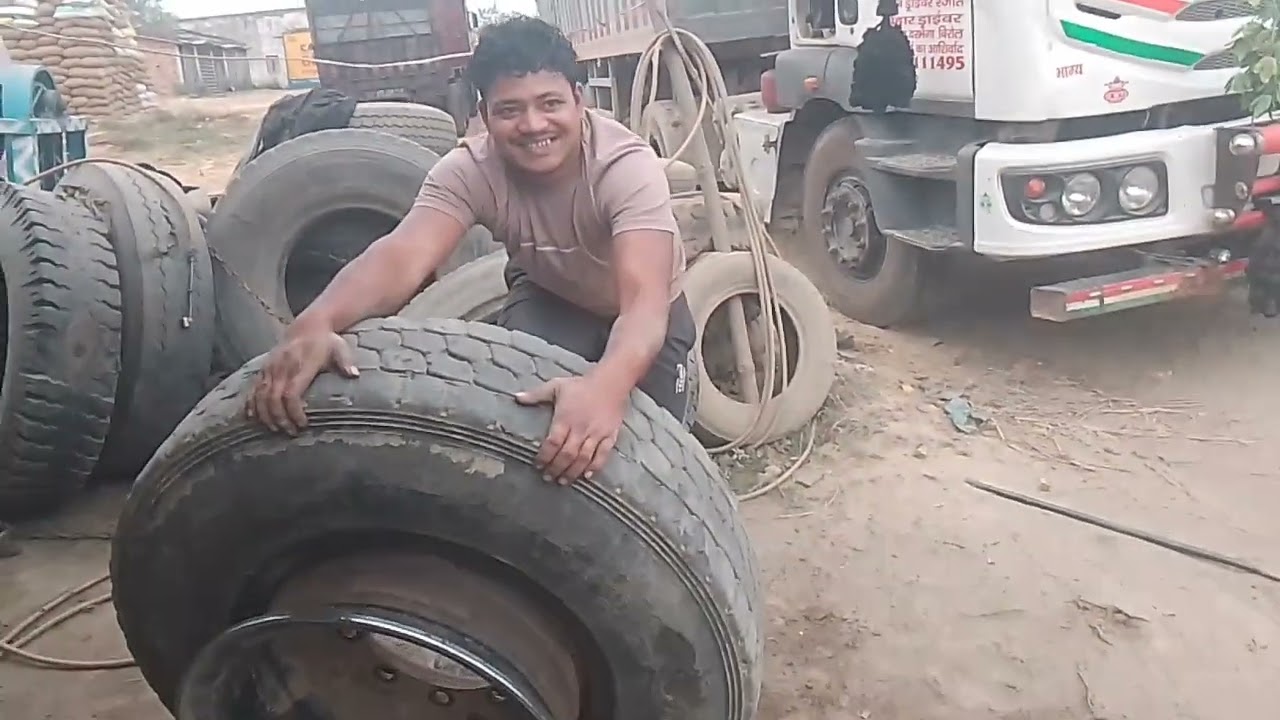 Truck ke tyre ka puncture khul gaya//18 chakke truck ka tyre repair