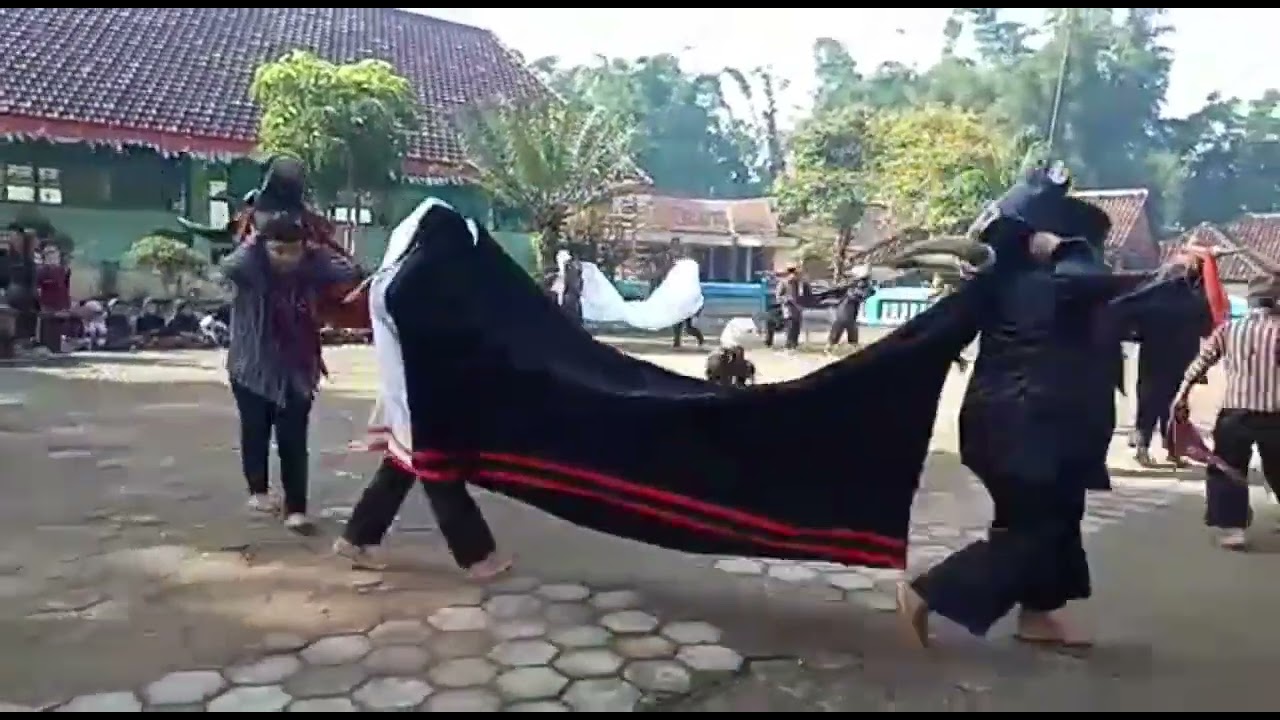 Seni Bantengan dalam rangka melestarika budaya daerah_KAMBUJA (Kamis Budaya Jawa) SDN 4 Sukomulyo