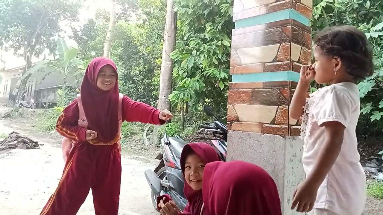 Daula ,  Elsa ,  dan Septi ,  latihan karate
