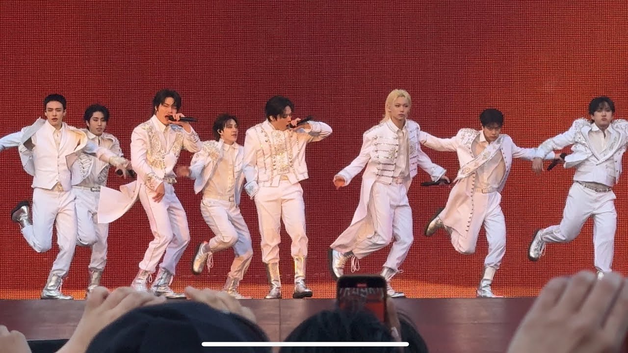 STRAY KIDS - MOUNTAINS - San Francisco (fancam)