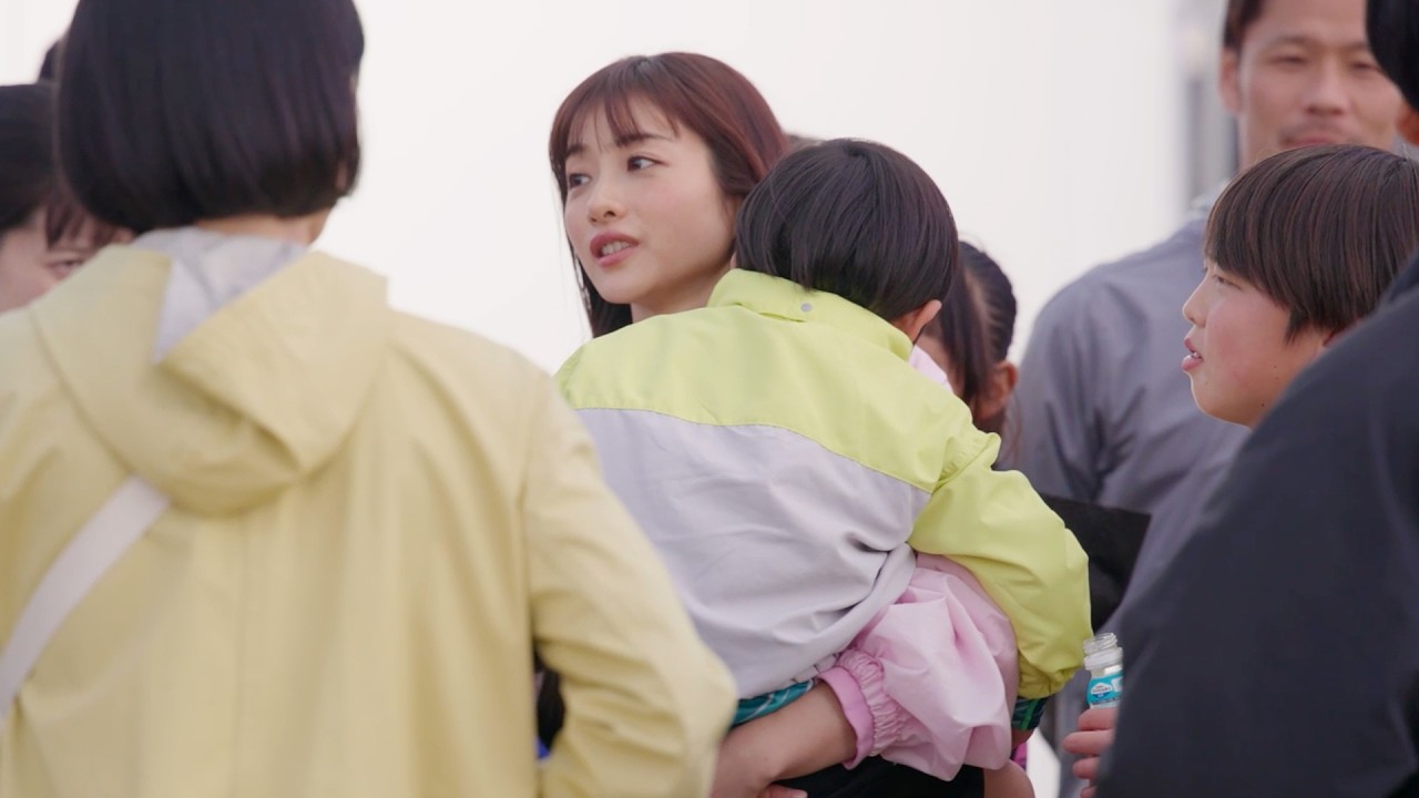 石原さとみ、子どもたちに囲まれママの顔！／キリン つよいぞ！ムテキッズ CM＋メイキング