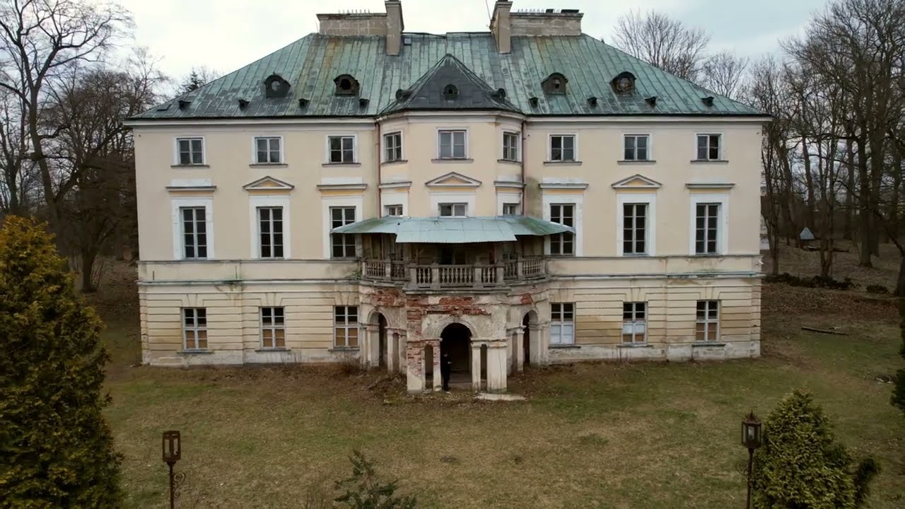 Barokowo-klasycystyczny. Atrakcyjny Pałac w Świdnie.  XVIII w.  Dron.