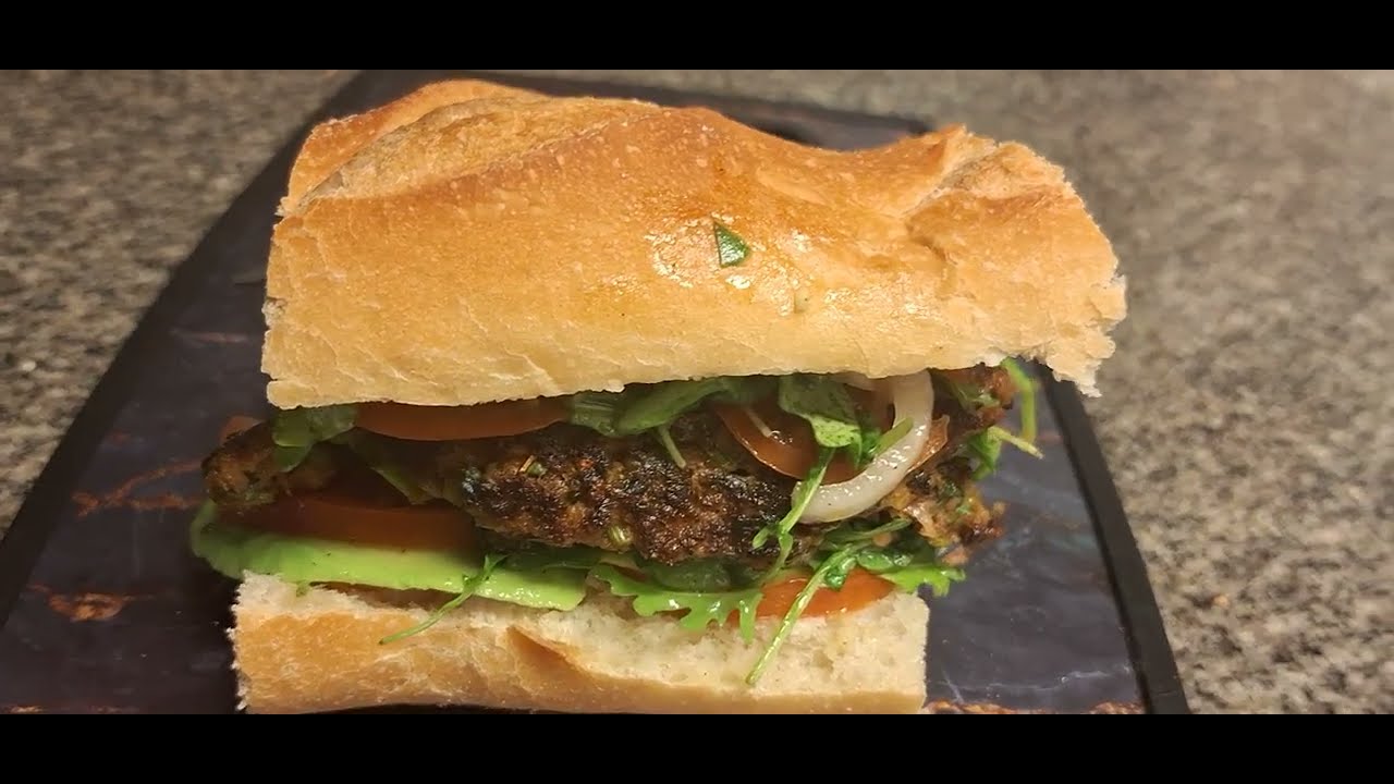 እጅን የሚያስቆረጥም በርገር very delicious Burger!! 😋🍔🍔🍟🍸🍋🍓🍉🍞