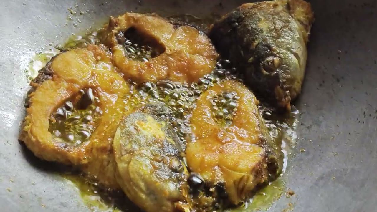 আজ দুপুরে আমি রান্না করলাম জ্যান্ত মাছের ডাটা দিয়ে মাছের ঝোল পুরো রেসিপি তুলে ধরলাম Labanipurkait44