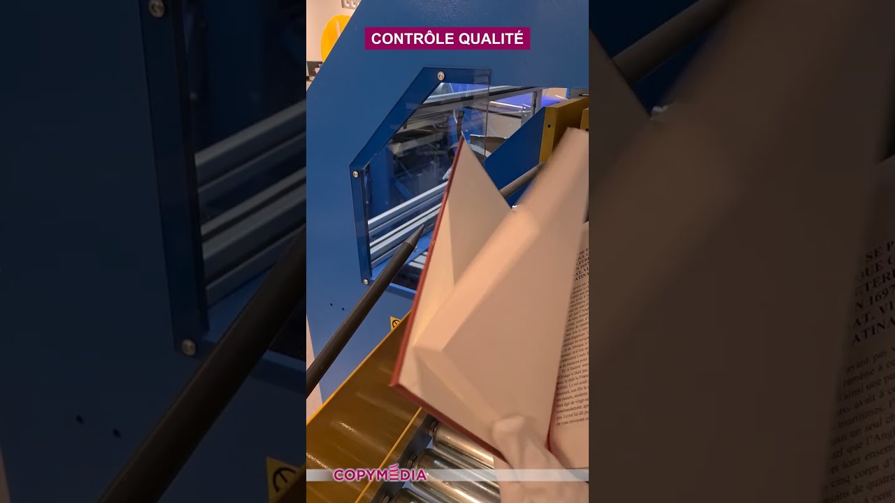 Fabrication complète d’un livre cartonné de la découpe du papier, au produit final.