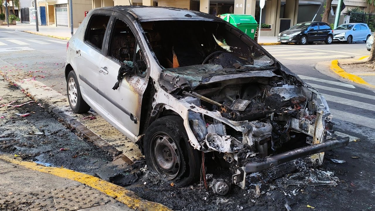Así se incendio un Peugeot 307 en Buenos Aires 