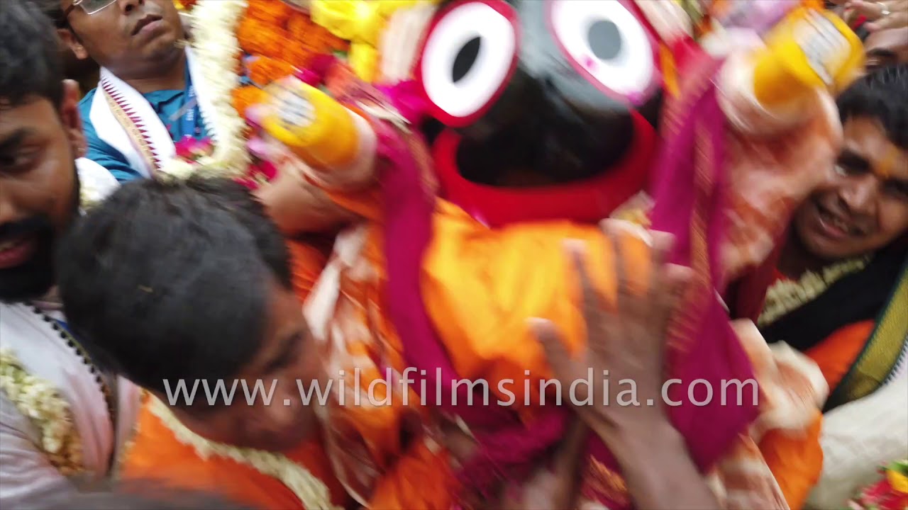 Priest carries idol of Lord Jagannath to chariot | Rath Yatra in Delhi