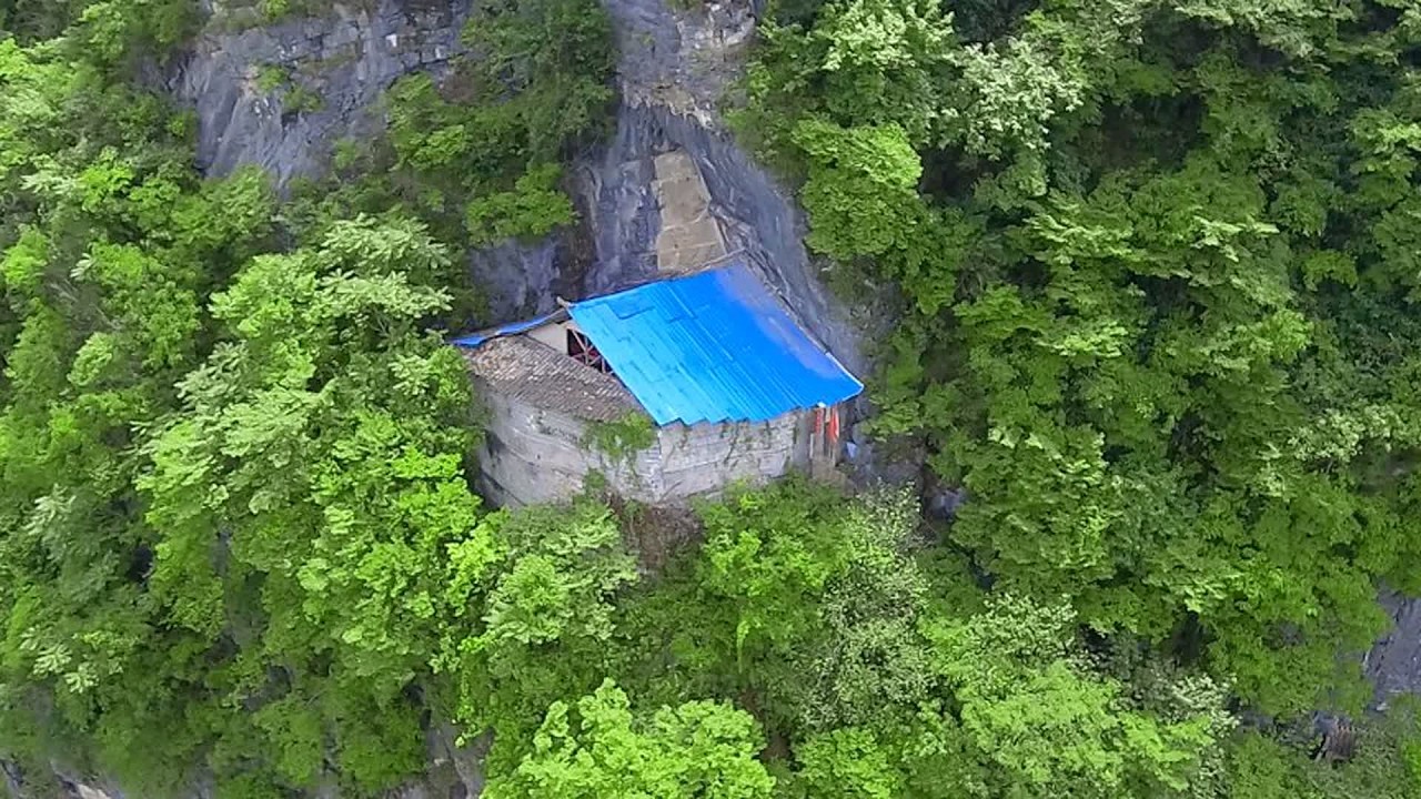 这户人家居然住在一个悬崖上面，只有用无人机航拍才会被发现