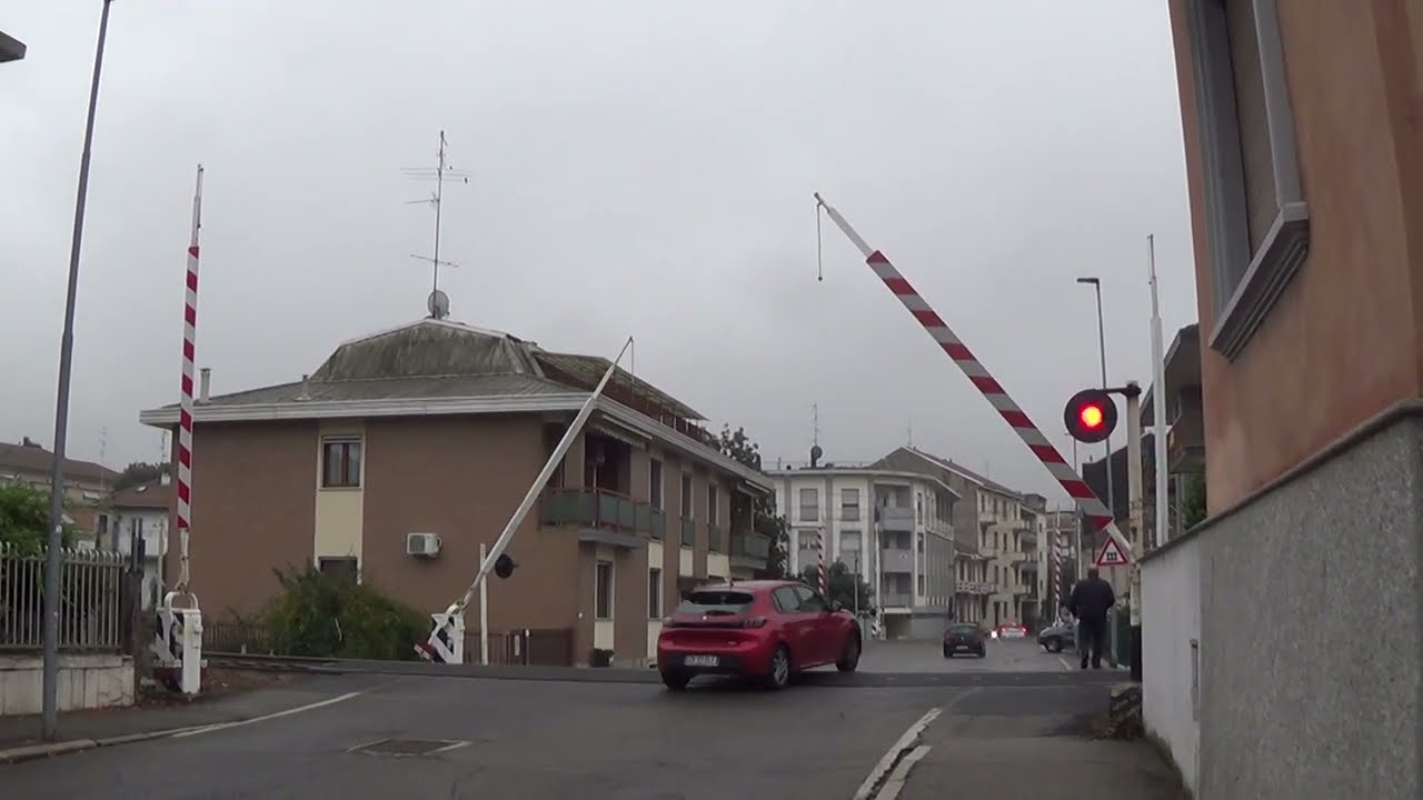 Passaggio a livello di via Guglielmo Marconi (linea Novara - Biella) - Novara / Level Crossing