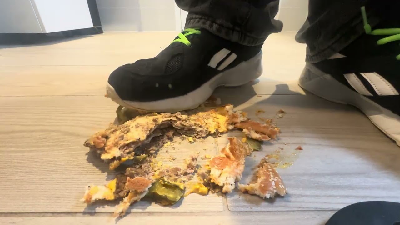 Sneakers crush Burger #L  #sneakers #asmr #shoes 