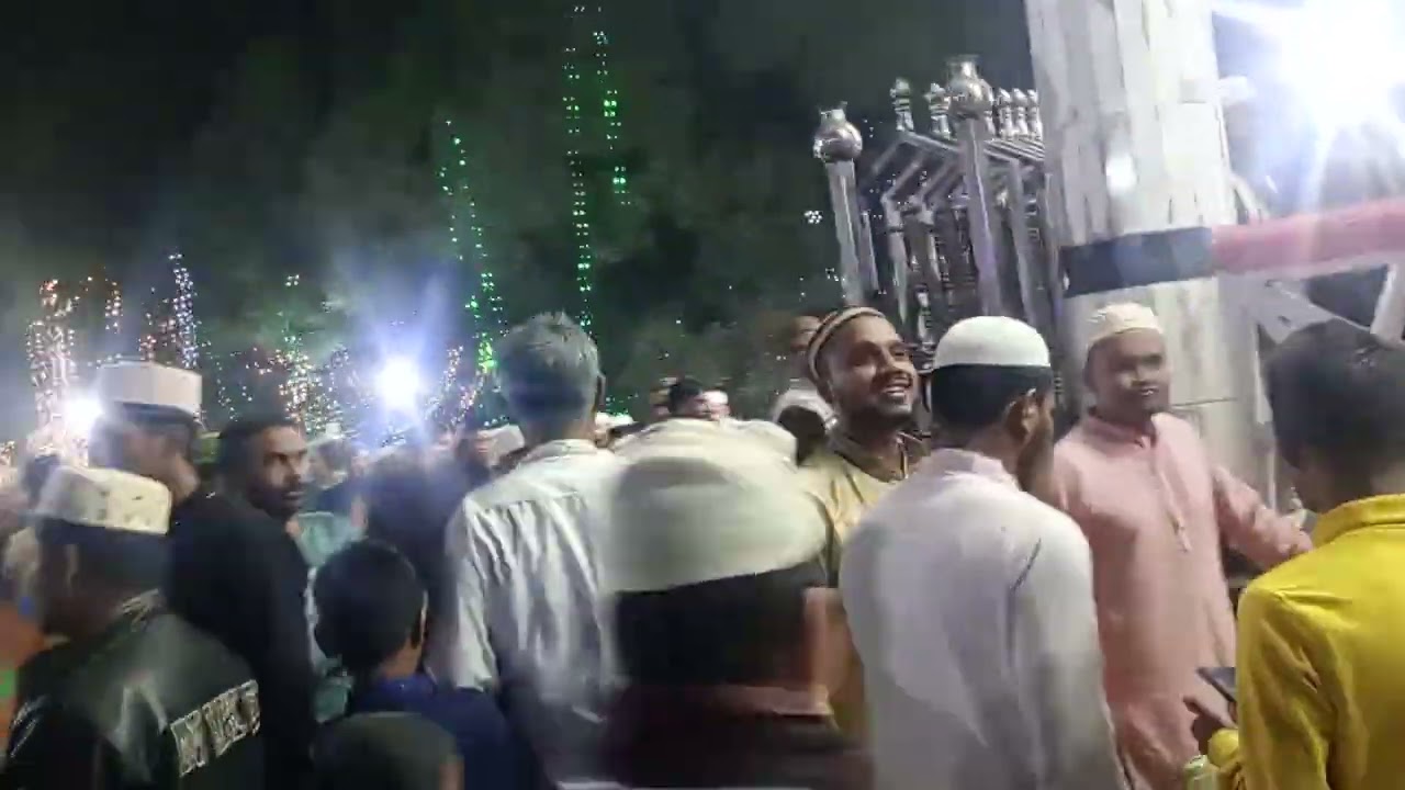 ঢাকা মিরপুর ১ নম্বর শাহ আলী মাজার শরীফ শবে বরাতের মানুষের দল 