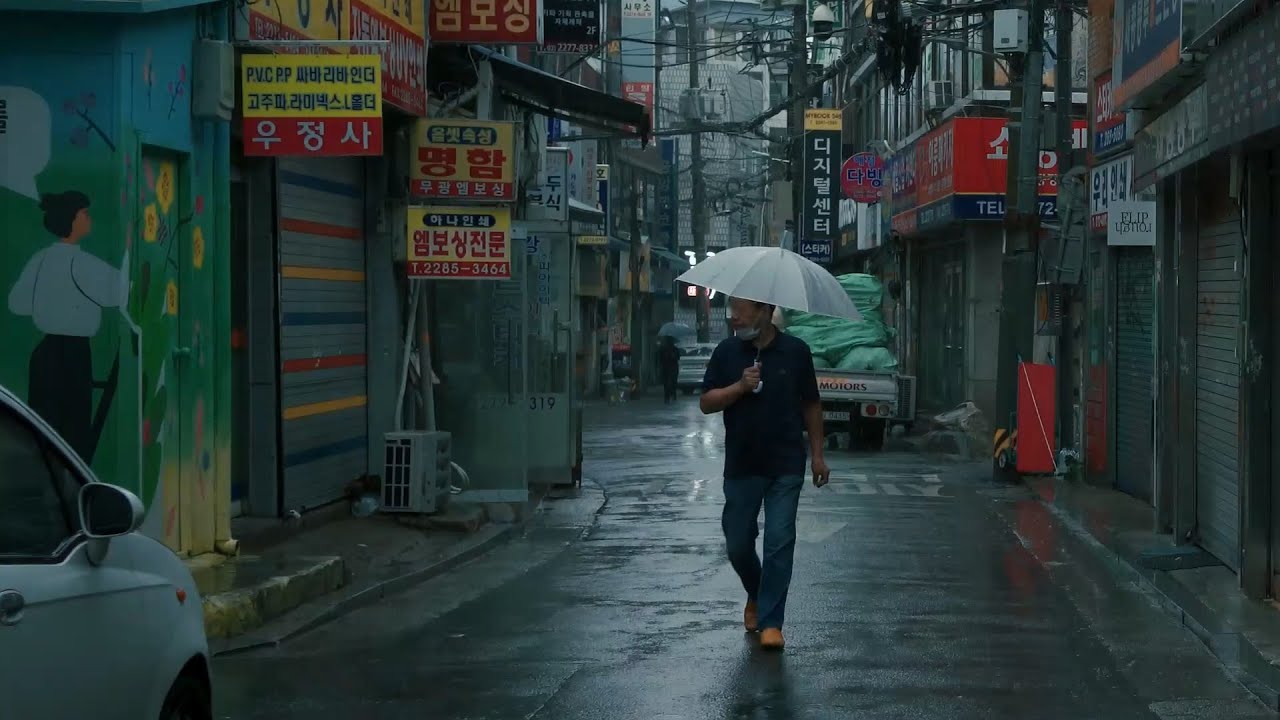 [4K Rain Walk] Дождь, проливной Сеульский переулок, темный, как ночь, средь бела дня.