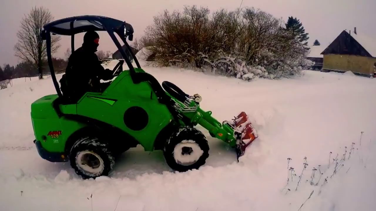 Avant 528 snow clearing