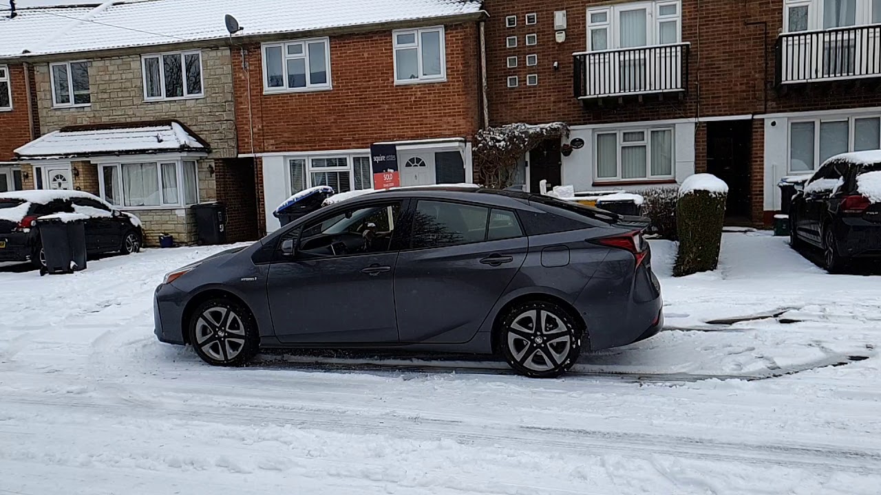 Toyota PRIUS AWD in Snow. Full Throttle!