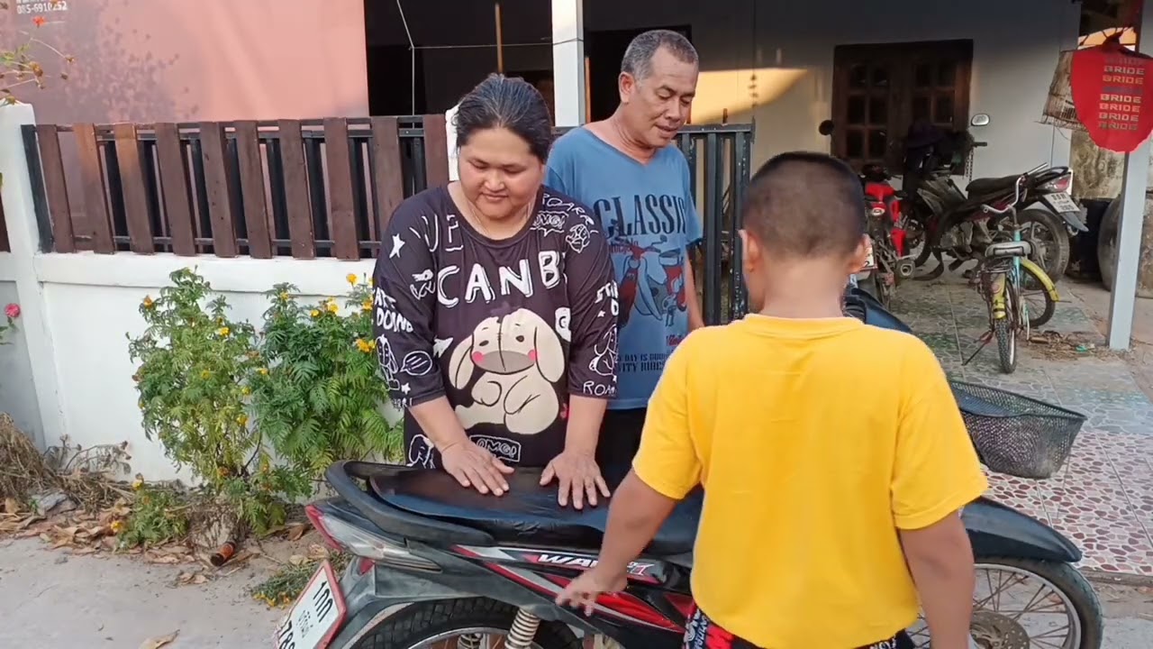 ได้ผ้าหุ้มเบาะมอเตอร์ไซค์ใหม่ มาทำน้ำผักปั่นกินก่อนอาหาร