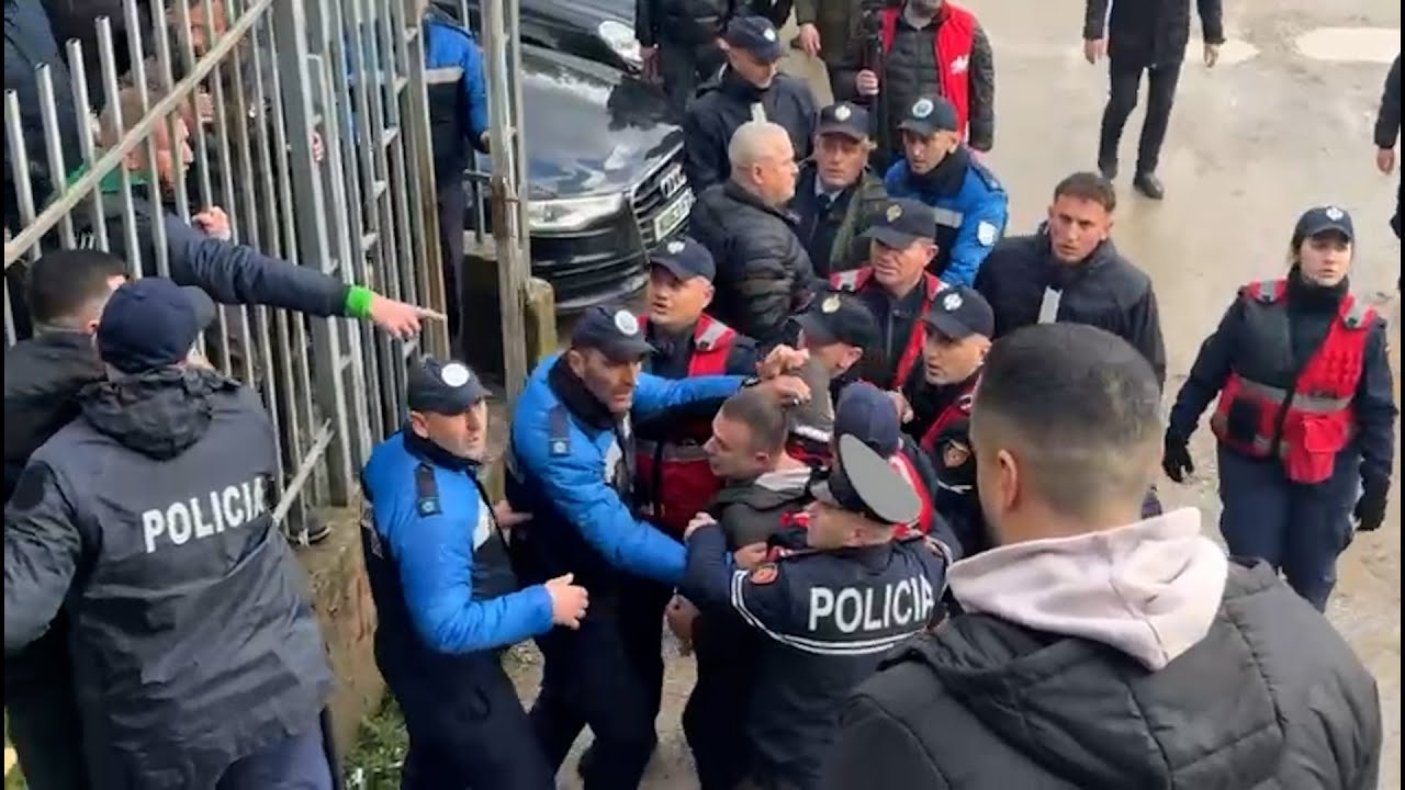 Tension në duelin e pretendentëve, lojtarët përplasen me policinë. Arrestohen tre persona