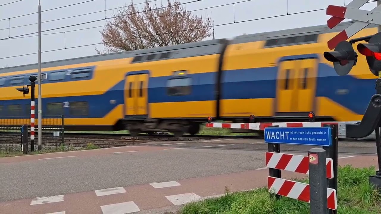 Spoorwegovergang America met mechanische bellen / Dutch railroad crossing with mechanical bells