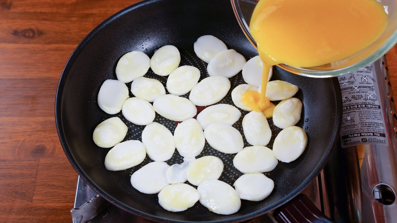 떡국떡에 계란을 부어보세요, 간단한데 맛있습니다