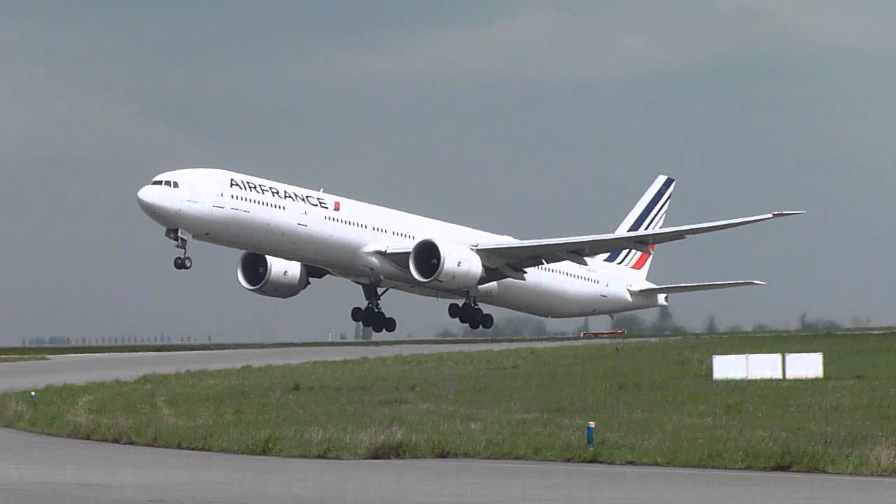 d&eacute;collage d'un Boeing 777 de la compagnie Air France