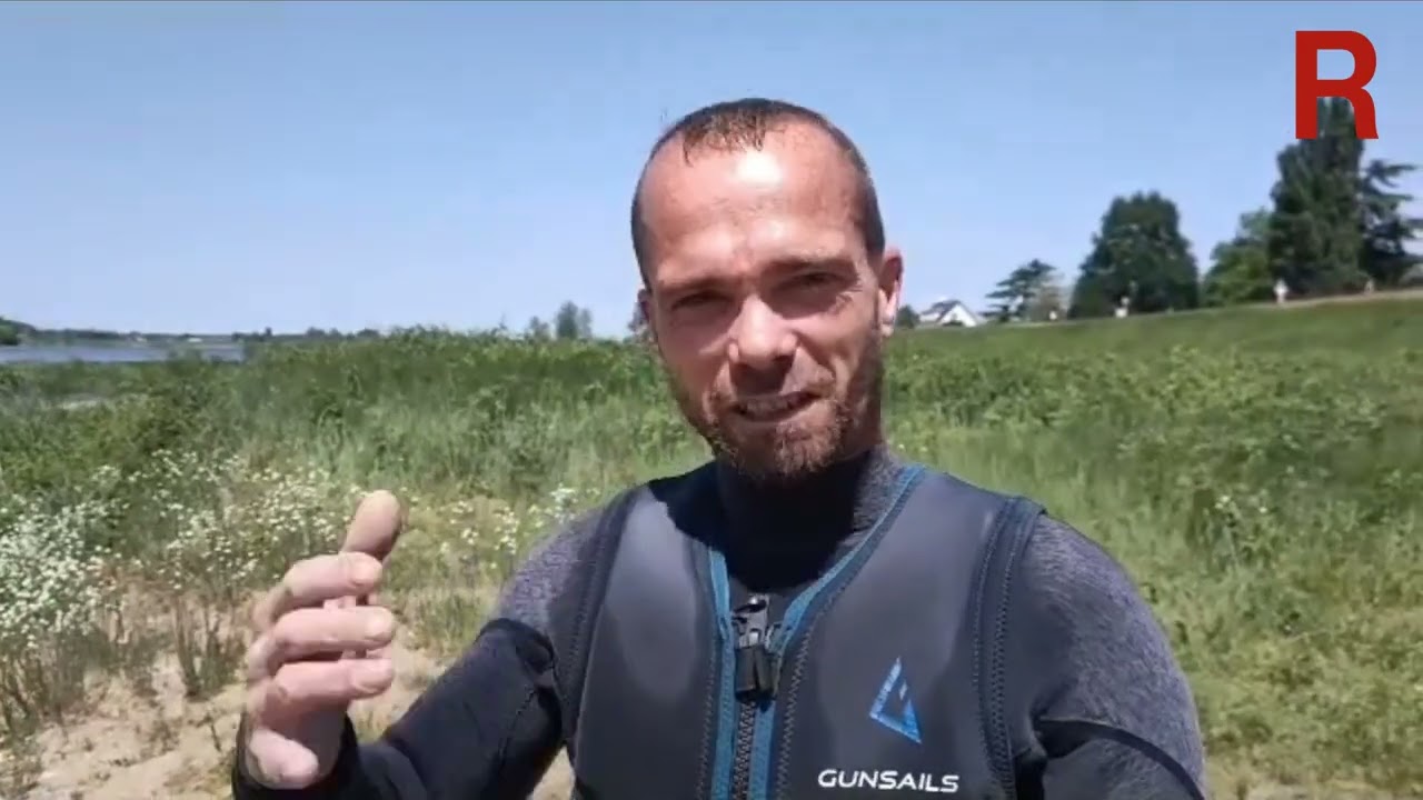 Rodrigue Billiot pratique le kitesurf sur la Loire, &agrave; Saint-Beno&icirc;t-sur-Loire, dans le Loiret
