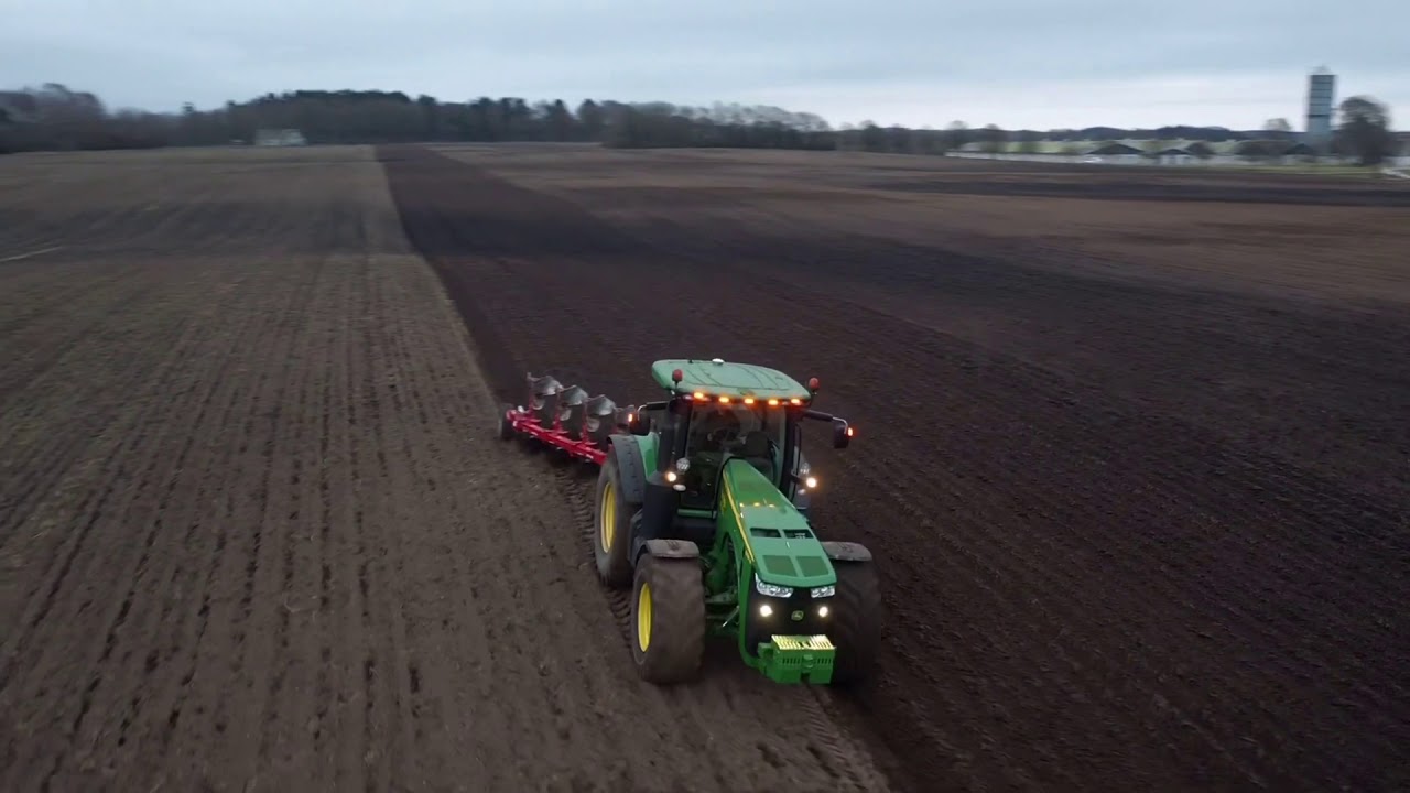 JD 8335R with an Ovlac six furrow plow from year 2021.