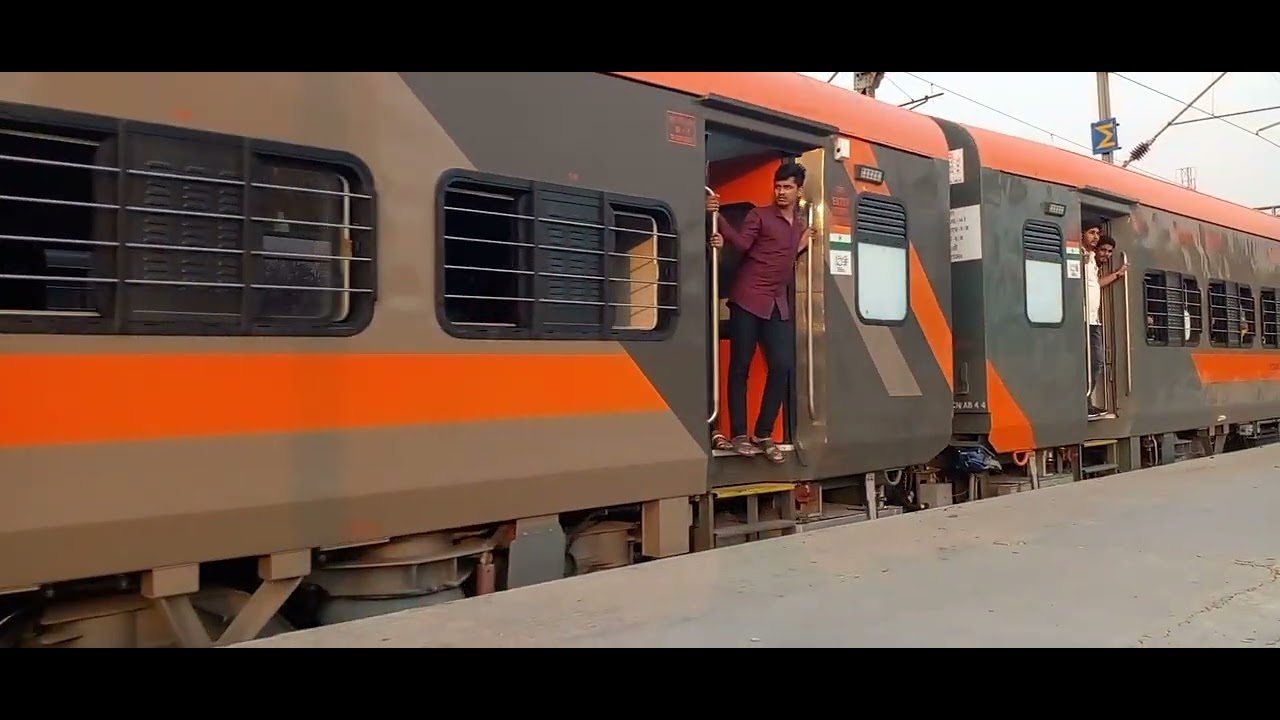 11016 Saharsa- LTT Mumbai Amrit Bharat Express Arrived at Prayagraj Chheoki Jn PF No- 03