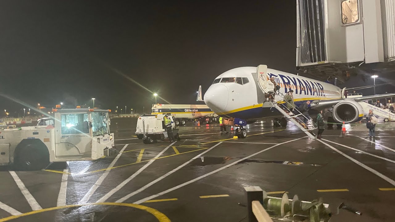 Flying Ryanair UK G-RUKM Boeing 737-800 | Tripreport Bournemouth to Edinburgh