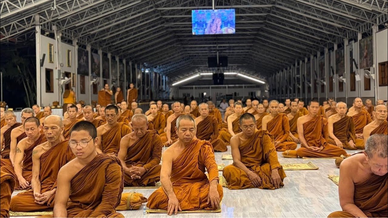 บรรยากาศบิณฑบาตรเช้า ณ ตลาดช่องเม็ก 16/3/69