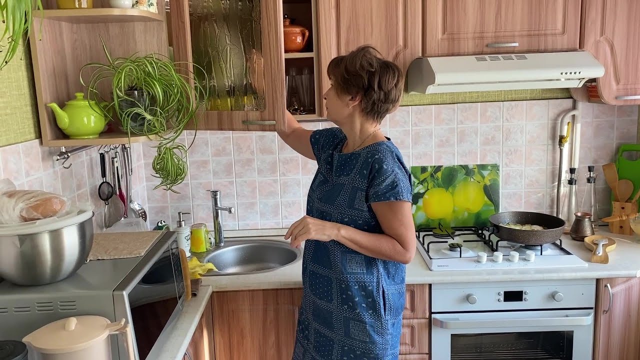 Готовить лень. Открыла двухлетней давности помидоры, вкуснота. Мои возмущения.