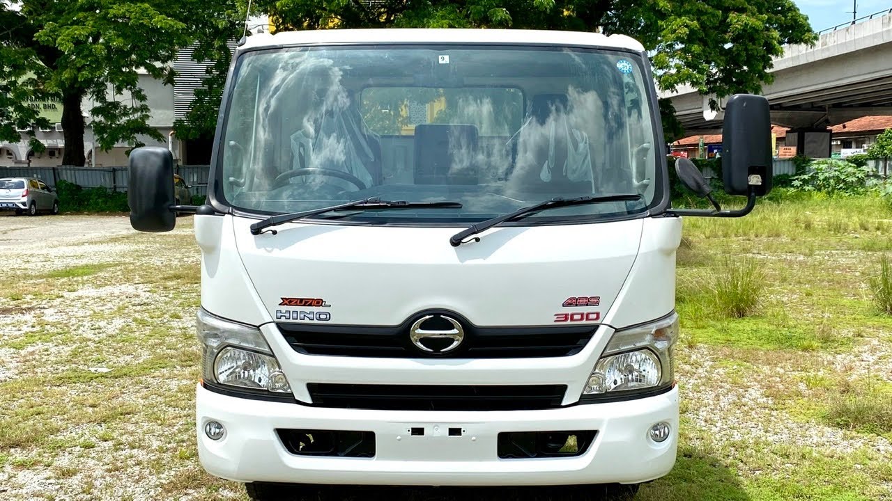 HINO XZU710L || 4 POT DISC BRAKE || JAPAN SPEC || 156 HORSEPOWER [English Subtitles]